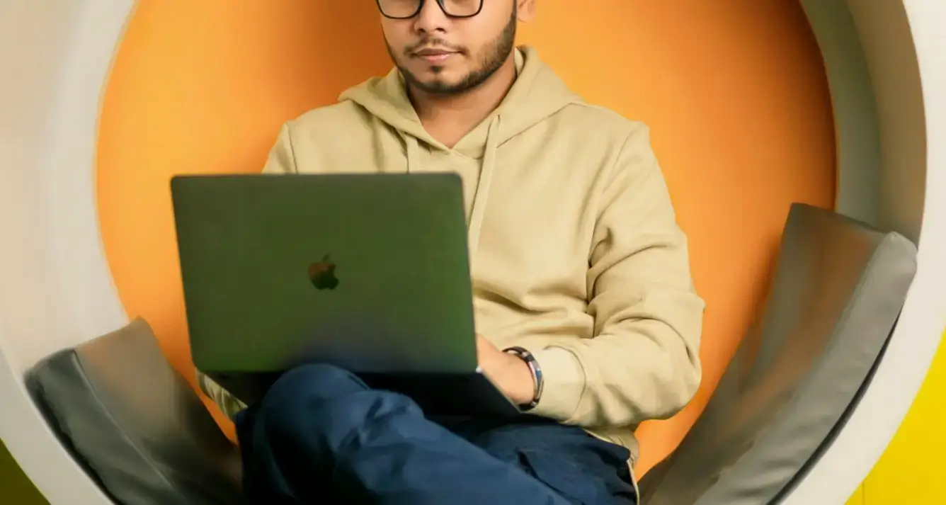 Sistema web empresarial de Merkadeer visualizado en laptop, tablet y móvil